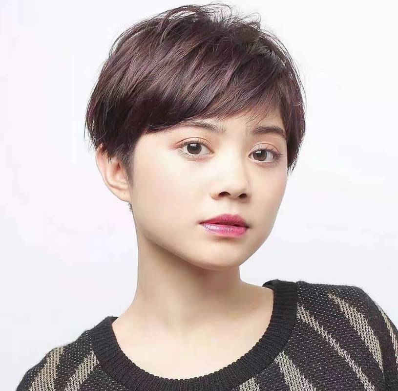 瘦脸发型公式2:斜刘海短发