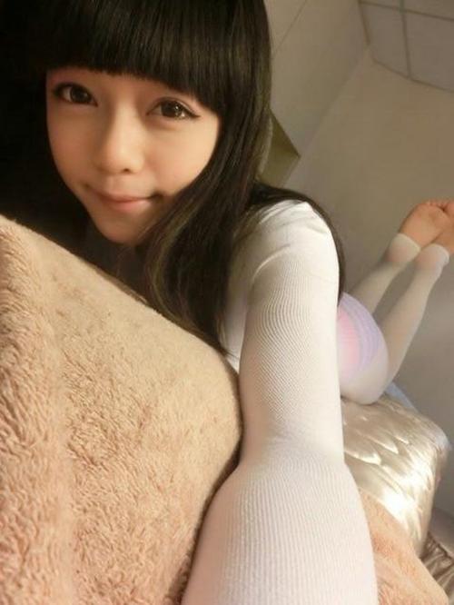 90后童颜巨乳美女室内自拍_mm美女图片_美女图片写真