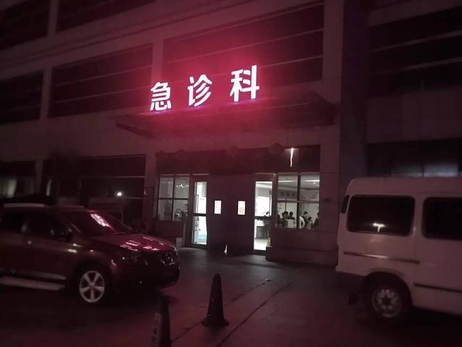 急诊科外的救护车,有序的排列着,在黑夜中随时候命