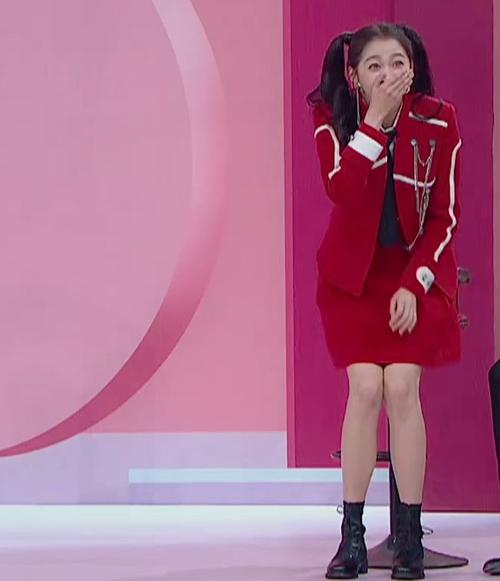 关晓彤穿短裙坐在高脚凳上,坐姿端端正正,就像小学生坐姿