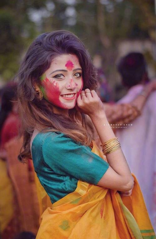 近日,这个名叫riya sanyal印度女孩,因为橄榄绿瞳色意外走红,这甜美的