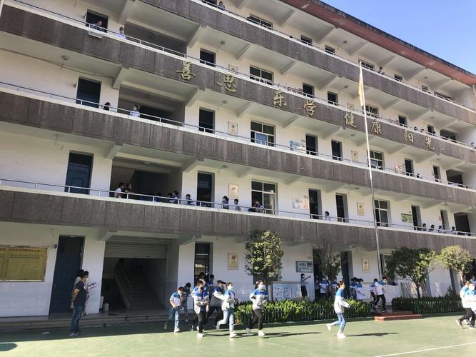 珍爱生命,防患于未然——新建路中学开展安全疏散演练