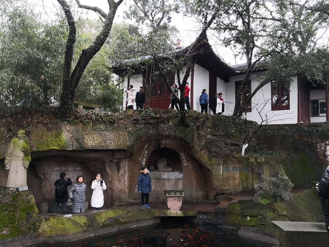 西泠印社景致幽绝,园林因山势而建层叠精雅,是典型的江南园林代表之作