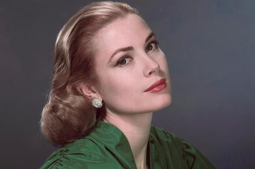 1956年,格蕾丝·凯利与雷尼尔三世结婚,成为摩纳哥王妃.