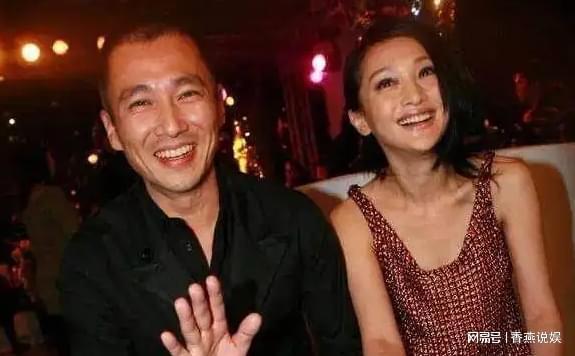 在那场慈善夜过后,周迅便公开了和王烁的恋情,紧跟着她就搬进了王烁家