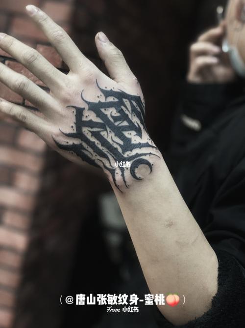 手背花体_花体字_纹身_花体字纹身_美妆_彩妆