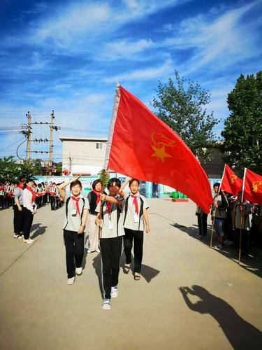 庄严的出旗仪式.