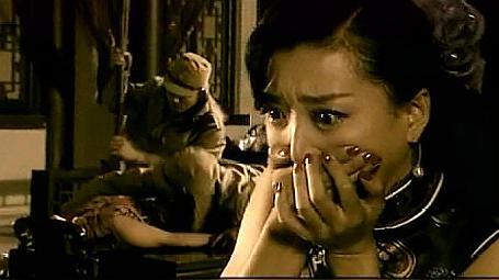 小鬼子进村扫荡,怡红院的姑娘惨遭鬼子糟蹋而死,这一幕太悲剧