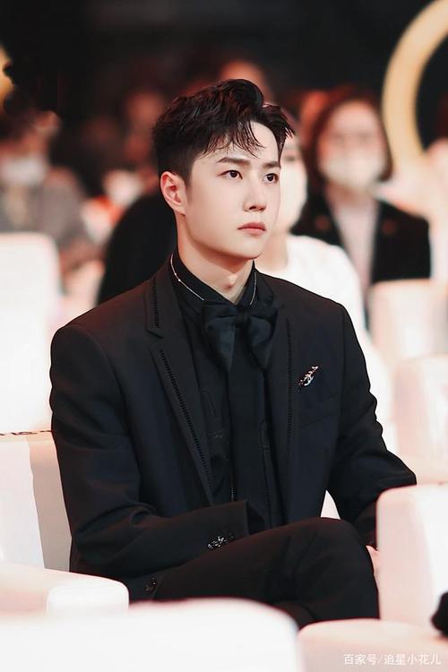 神反差!王一博短发西装霸气十足,刻进骨子的礼貌和调皮却很可爱