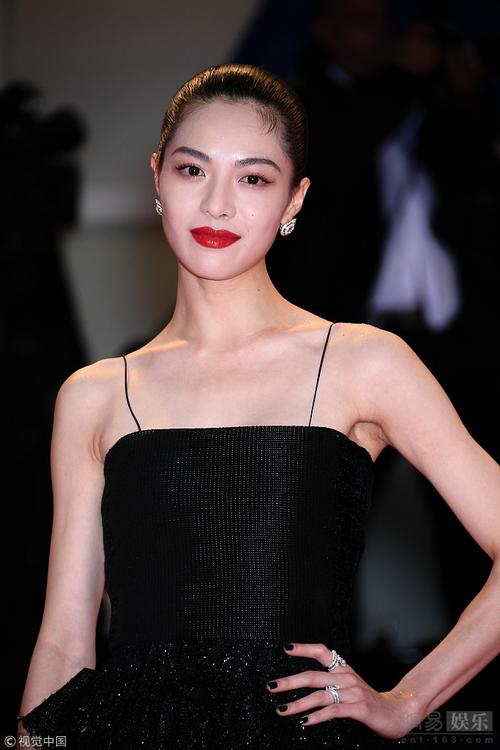 钟楚曦亮相威尼斯红毯 穿吊带黑裙优雅冷艳