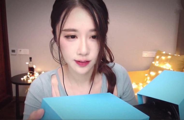 虎牙轩子巨2兔参加公益活动 树立起充满爱心的阿姨形象