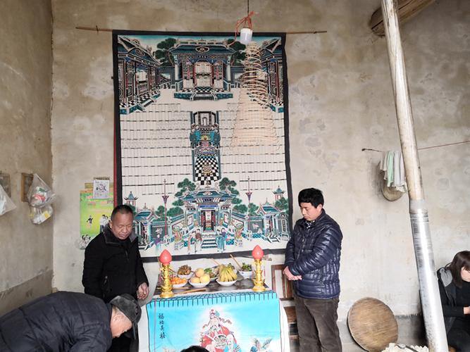 班  胡文卓   春节习俗:家族男人腊月三十村头磕头请爷爷奶奶回家过年