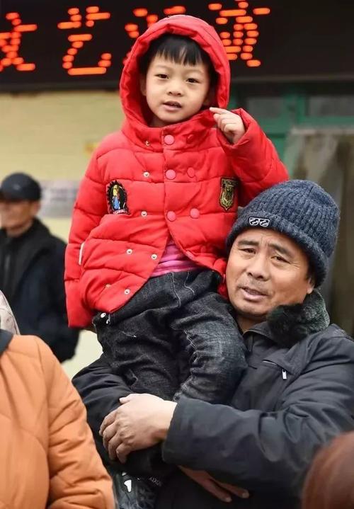 看节目的爷孙俩