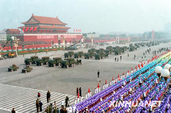     图为1984年10月1日,火炮部队通过天安门广场.