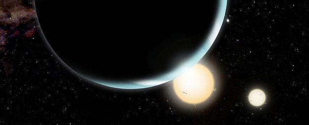 天行者卢克在"塔图因"星上凝望双星日落,这是科幻电影《星球大战》里