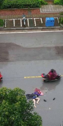 突发丨桂林又出惨烈车祸,一女子头部遭碾压,当场盖上蓝布