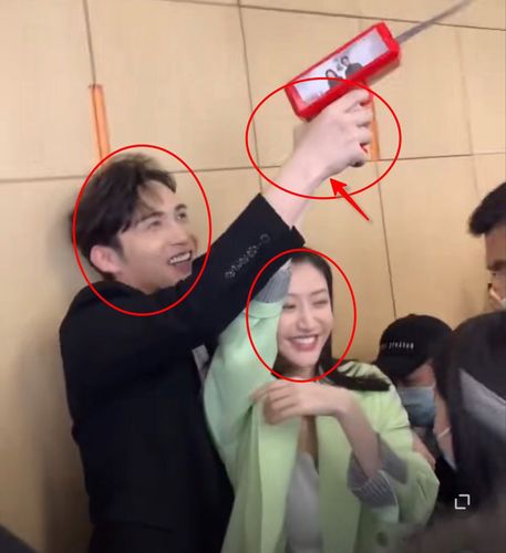 景甜张彬彬合体营业,现场还原按唇杀甜炸屏,我却被张彬彬的举动圈粉了