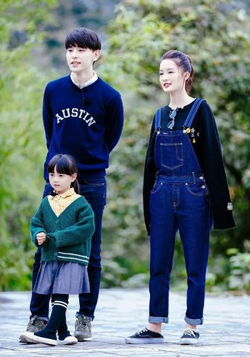 邓伦李沁否认恋情张歆艺产子陈冠希为欧阳娜娜怼网友