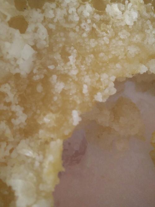 上面出现了白色结晶固体,请问是惨了白糖吗?
