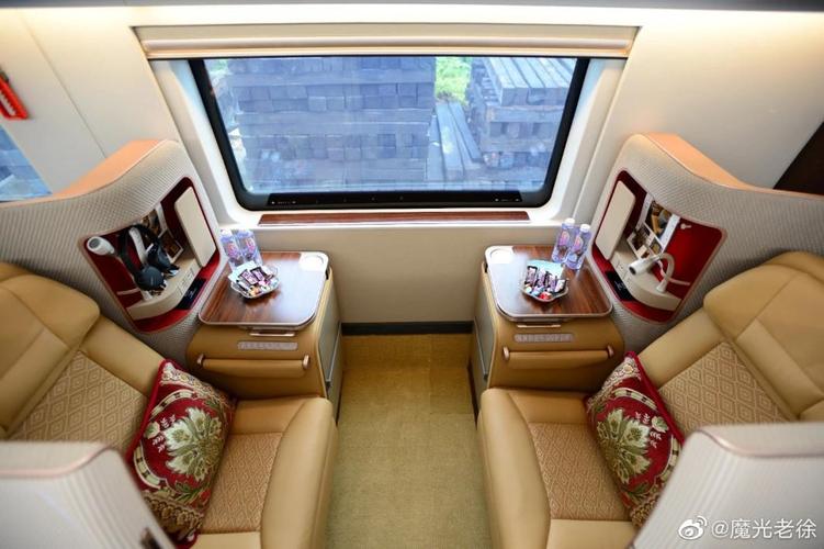 国铁领导视察"复兴号"动车新款座位布局