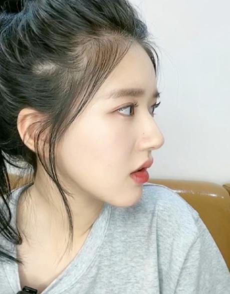 赵露思直播截图,看到怼脸拍镜头下的侧颜,这五官我捏都捏不出来