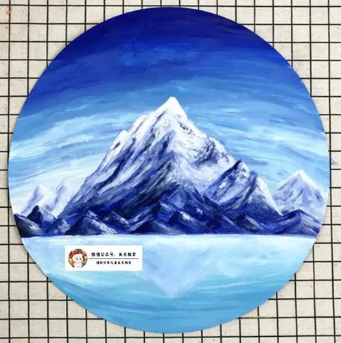 7,用白色水粉颜料加一点点钴蓝画出水中雪山的倒影.