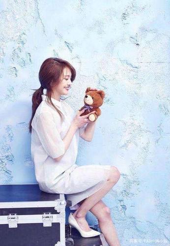 郑爽长相甜美清纯身材好,时尚穿搭样样得体,真是行走