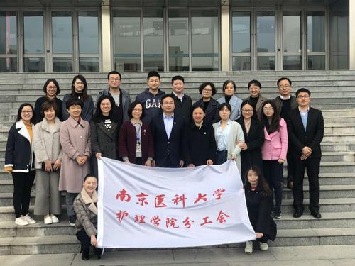每一位老师都不禁放慢脚步,在这天然氧吧深呼吸,感受着校园里的"慢