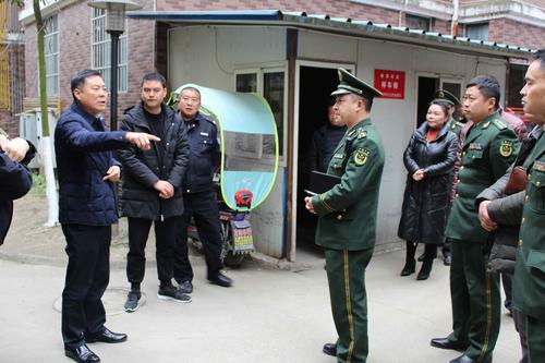 成都市公安消防局局长喻平文,彭州市公安局梁副局长到锦阳社区检查