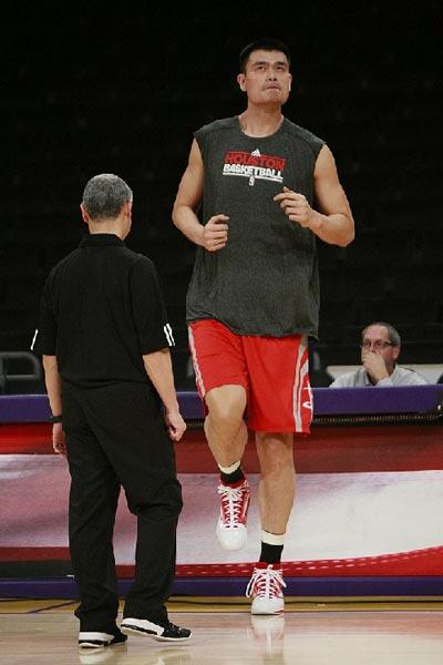 图文:[nba]火箭vs湖人赛前备战 姚明原地慢跑