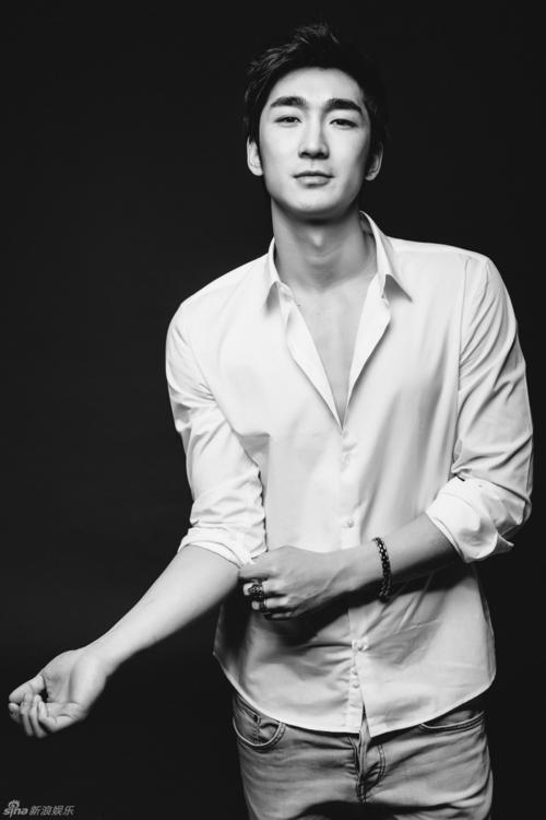 组图:郑家彬黑白质感写真 型男魅力展露无遗_高清图集_新浪网