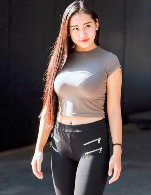 丰满身材的美女有着傲人的身姿迷人的气质她是你喜欢的类型吗