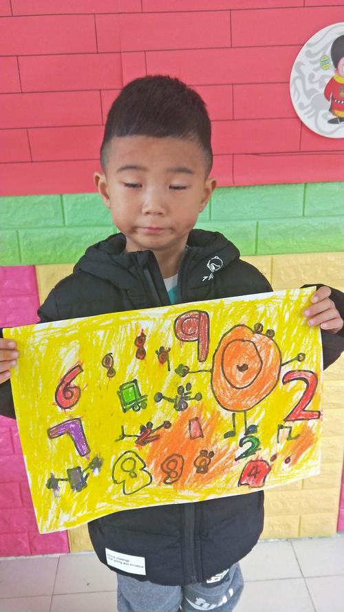 刘店幼儿园美术班:蜡棒画:《奇妙的数字宝宝》.
