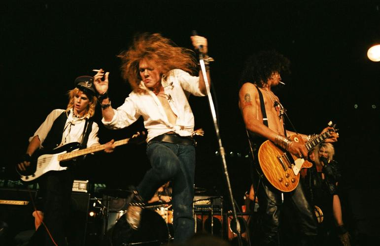 ac/dc最新演唱会现场,"断腿"的axl终于可以站起来蹦跶