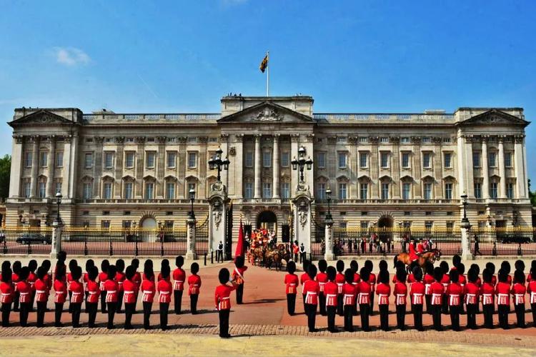 buckingham palace白金汉宫(buckingham palace)是英国君主在伦敦的