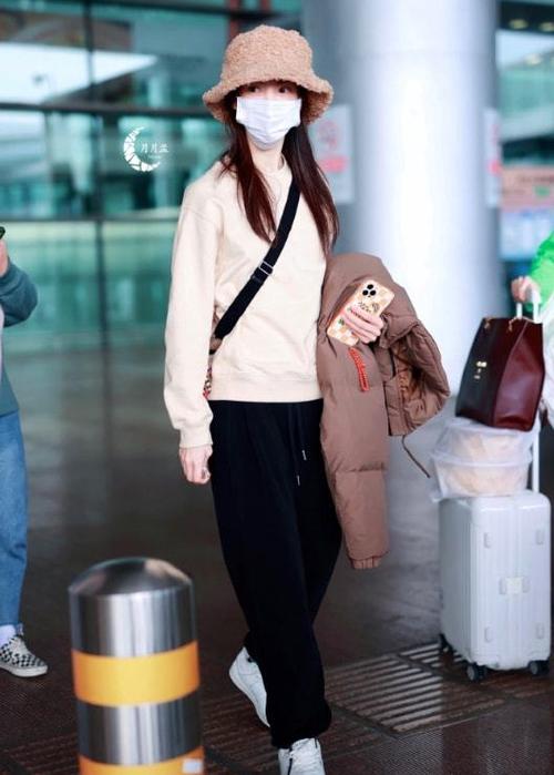 女星冬季机场穿搭pk林允轻熟金晨减龄张钧甯老气却不失气场