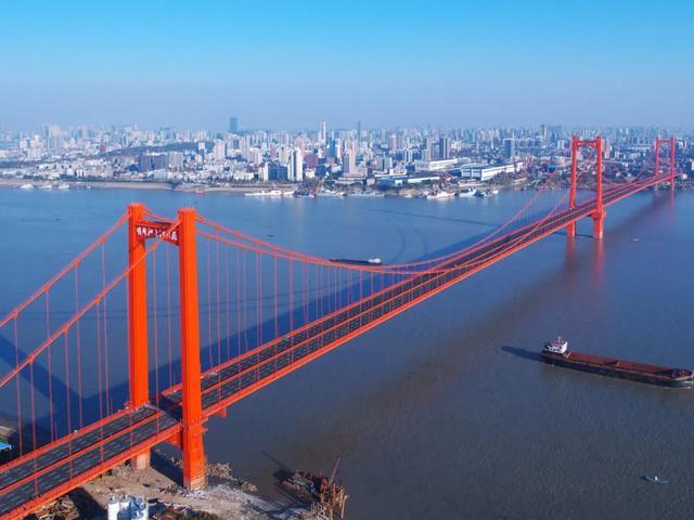 武汉一长江大桥出现晃动官方回应