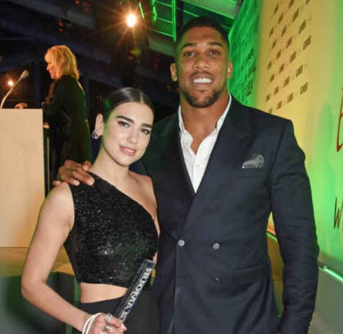 拳王就是好!拳王约书亚成新泰森魅力大增,女拳迷个个对他很迷恋