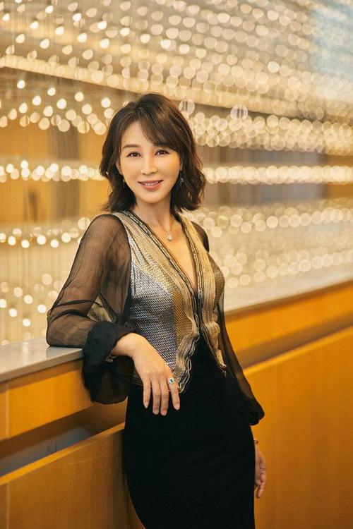 岳丽娜亮相北京时装周0202造型吸睛尽显风雅之姿