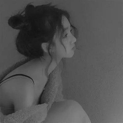 微信头像女黑白 高清好看的女生黑白微信头像图片
