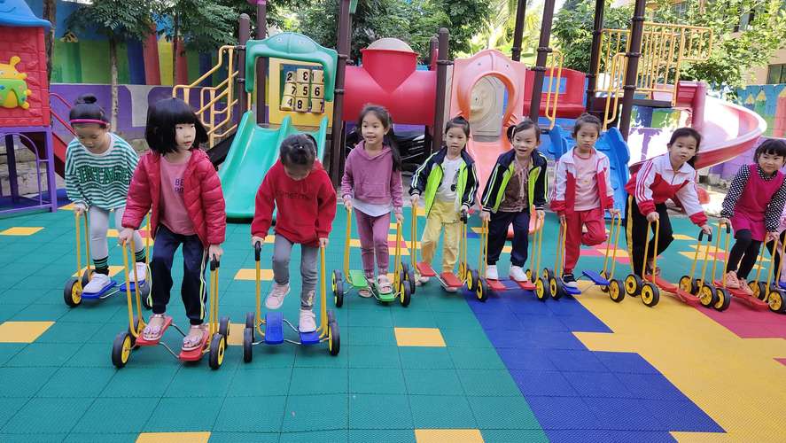 圣娃幼儿园大2班户外活动