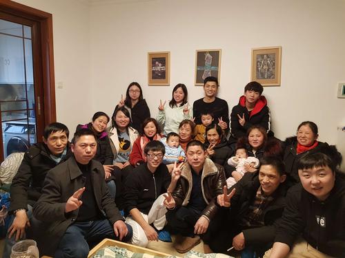 四世同堂:母亲与儿子,儿媳,孙子,孙女,重孙子,重孙女大合影