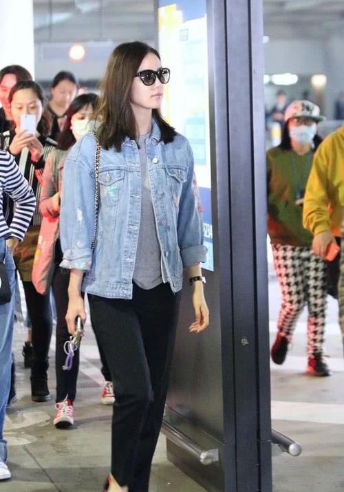 原创刘诗诗把牛仔衣穿上,搭了条黑色九分裤,显年轻都是穿出来的!