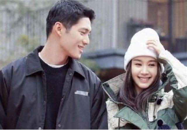 网友偶遇王子文男友:还是一改儒雅之风,光脚和家人吃饭很随性