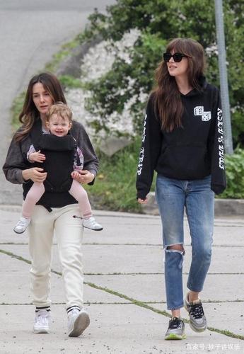 达科塔约翰逊和友人逛街达妹终于有新街拍了爱了爱了