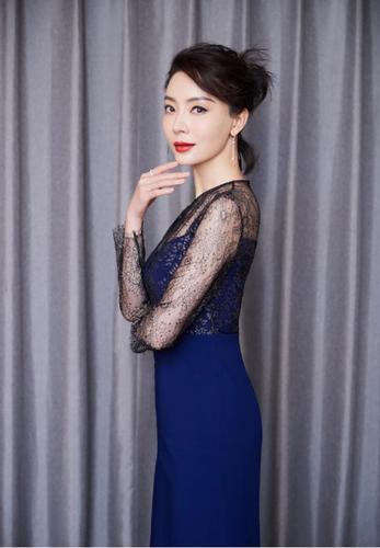 陈数穿衣挺"保守",吊带裙上拼层"花花纱",气质高级有魅力