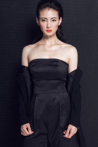 日前,由侯明杰执导,张凯丽,张佳宁,李宗翰,赵蕾等新老实力派演员