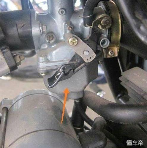 摩托车开阻风门才好启动,是什么原因?