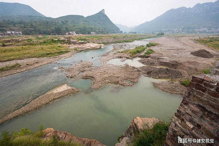 河北涉县清浊相蹂为一河清漳河的水清澈见底浊漳河的水色如赤汤