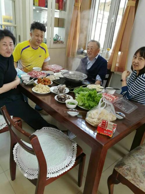 二叔在三女儿马明彧和外孙陪同下来